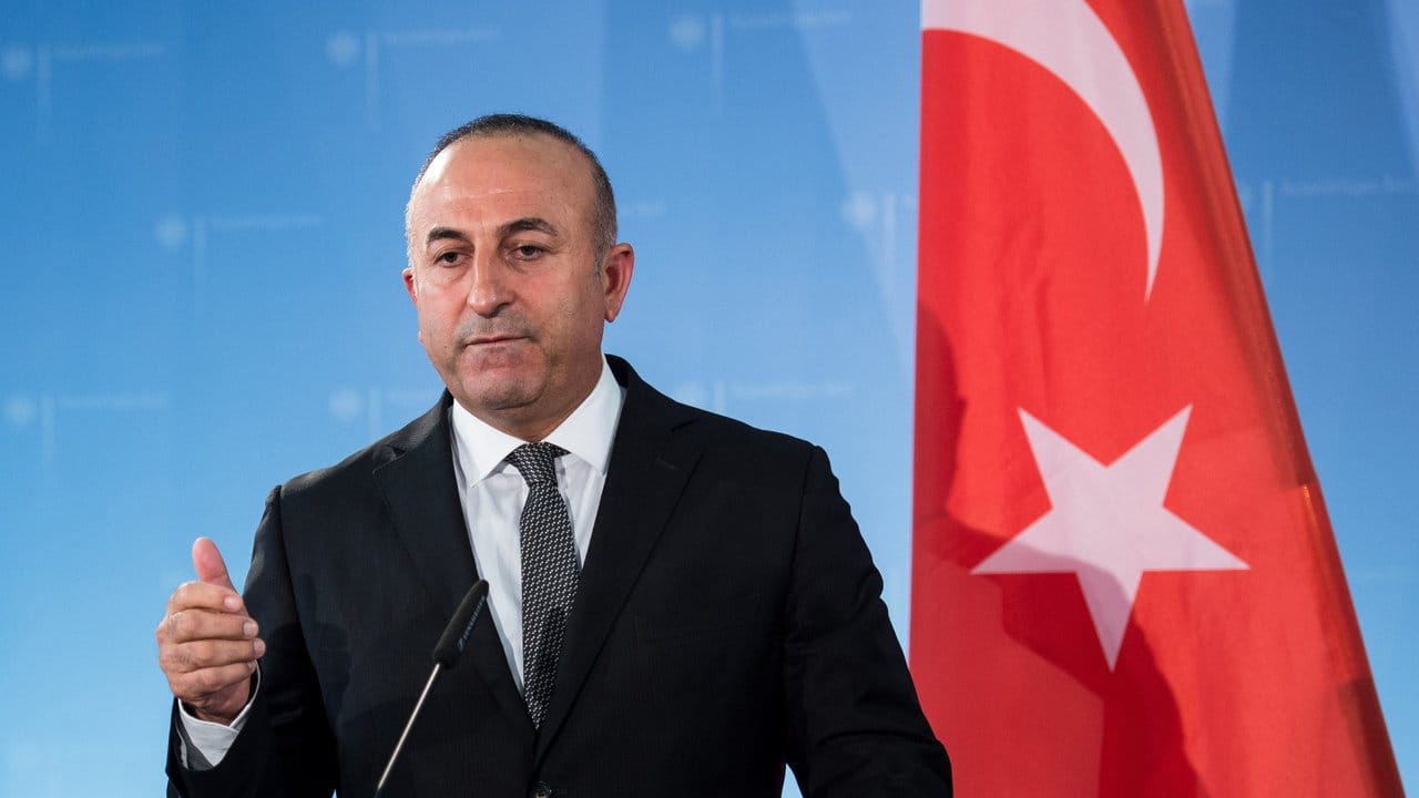 Mevlüt Cavusoglu spricht bei einer Pressekonferenz. Mevlüt Cavusoglu spricht bei einer Pressekonferenz.