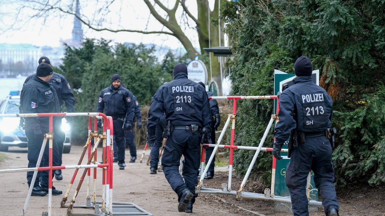 Einsatzkräfte der Polizei bauen in Hamburg vor der Residenz des türkischen Generalkonsuls Absperrungen auf. Einsatzkräfte der Polizei bauen in Hamburg vor der Residenz des türkischen Generalkonsuls Absperrungen auf.