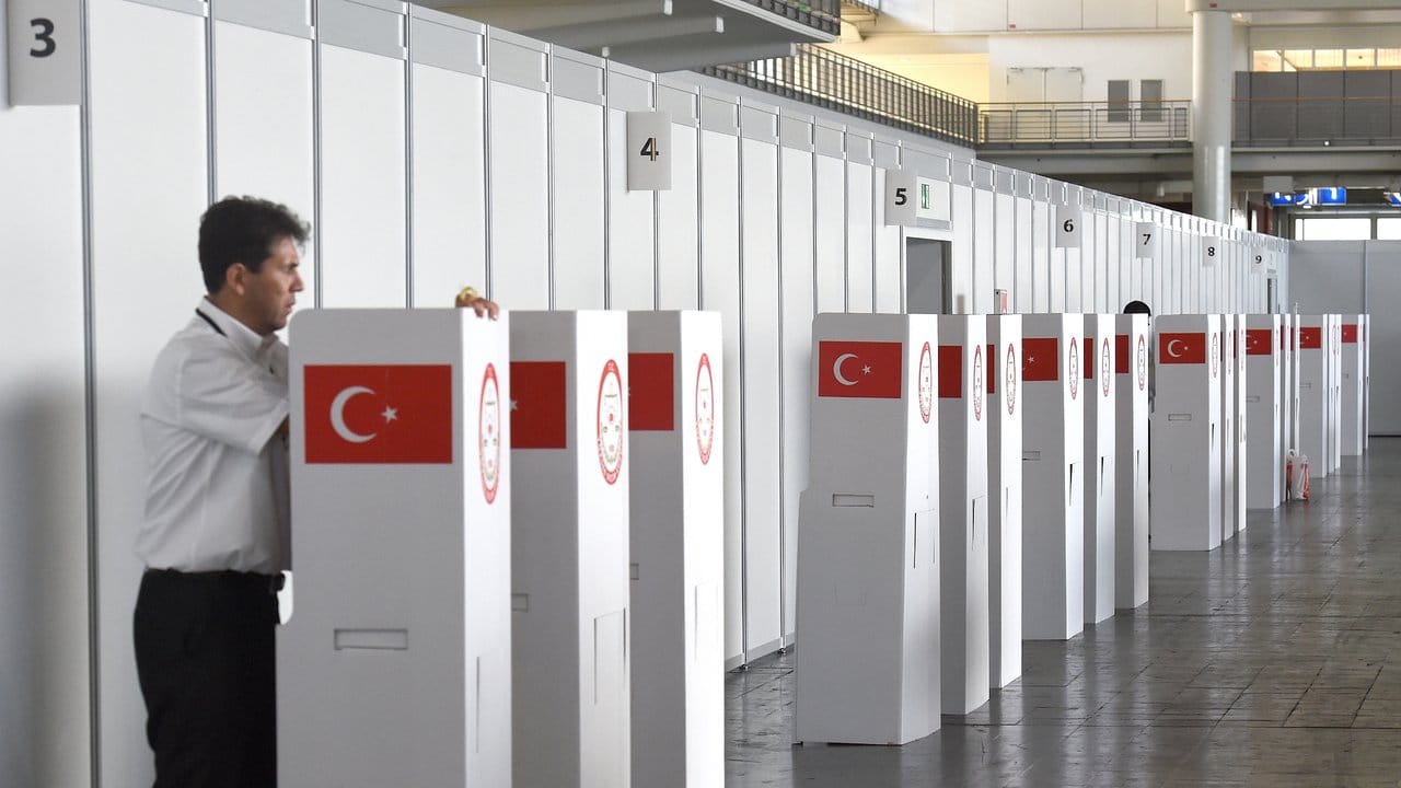 Wahlurnen zur türkischen Präsidentschaftswahl 2014 in Hannover: In Norddeutschland lebende Türken können hier nun über die umstrittene Verfassungsreform in ihrer Heimat abstimmen. Wahlurnen zur türkischen Präsidentschaftswahl 2014 in Hannover: In Norddeutschland lebende Türken können hier nun über die umstrittene Verfassungsreform in ihrer Heimat abstimmen.