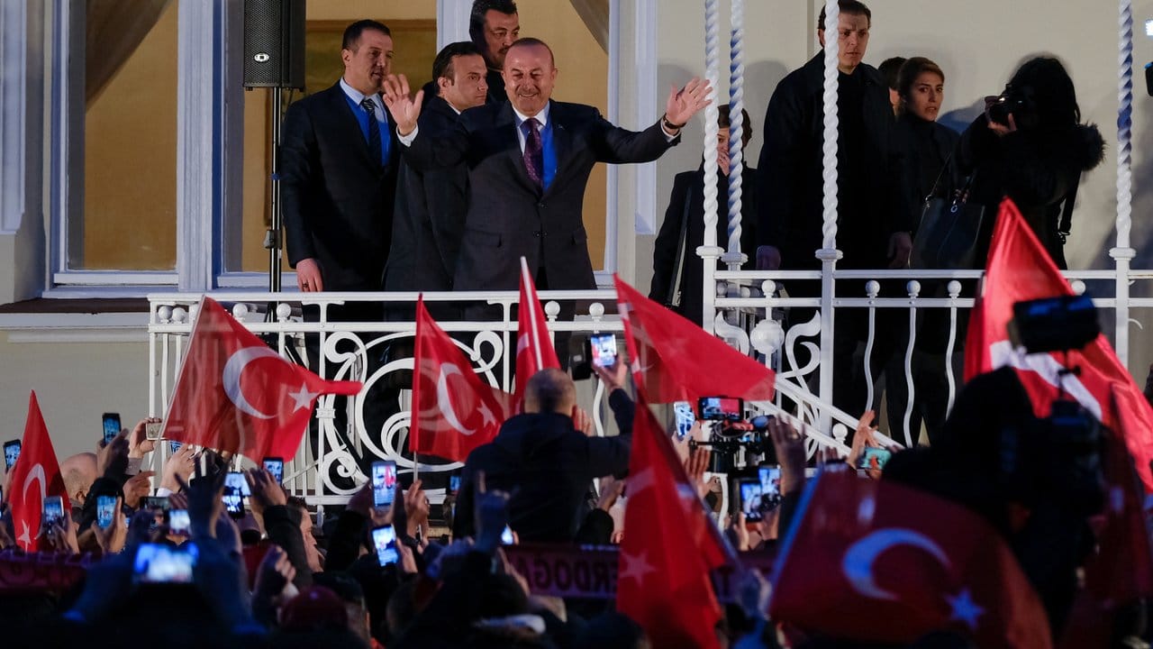 Der türkische Außenminister Mevlüt Cavusoglu (M. Der türkische Außenminister Mevlüt Cavusoglu (M.