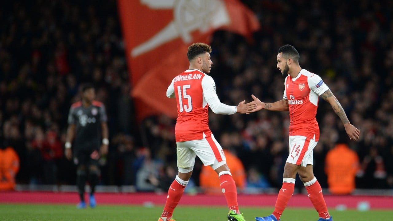 Alex Oxlada-Chamberlain (l) und Torschütze Theo Walcott vom FC Arsenal freuen sich über die 1:0-Führung.