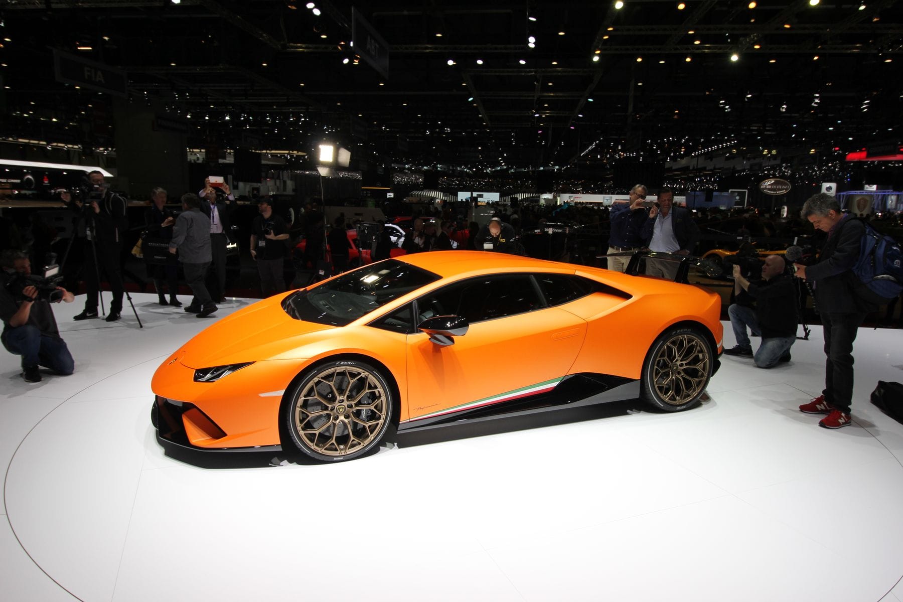 Keine Automesse ohne die Supersportwagen aus Italien: Der Lamborghini Huracán Performante mit seinem 5,2 Liter großen V10-Saugmotor und 640 PS sprintet in 2,9 Sekunden auf Tempo 100.