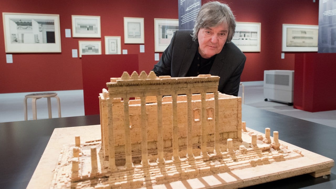 Künstler Dieter Cöllen mit seinem Korkmodell des Bel-Tempels (Baaltempel) in Hannover.