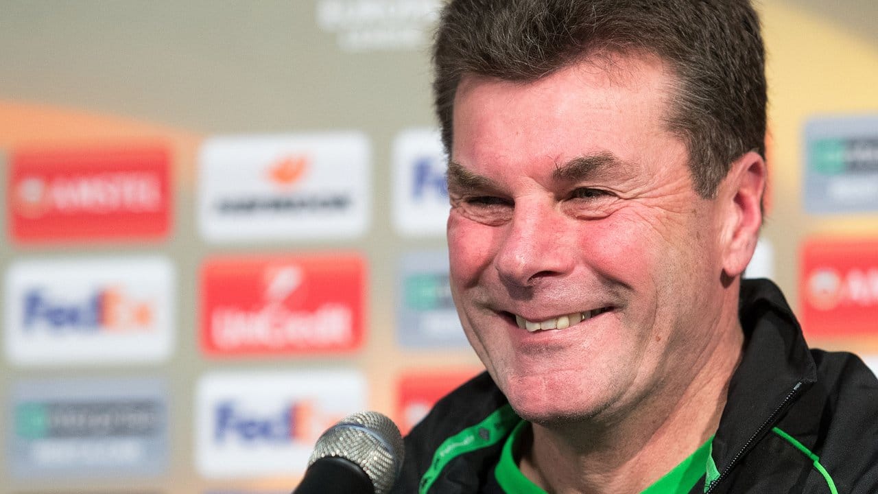 Borussia Mönchengladbachs Trainer Dieter Hecking hofft auf einen "Schokoladentag" gegen Schalke.