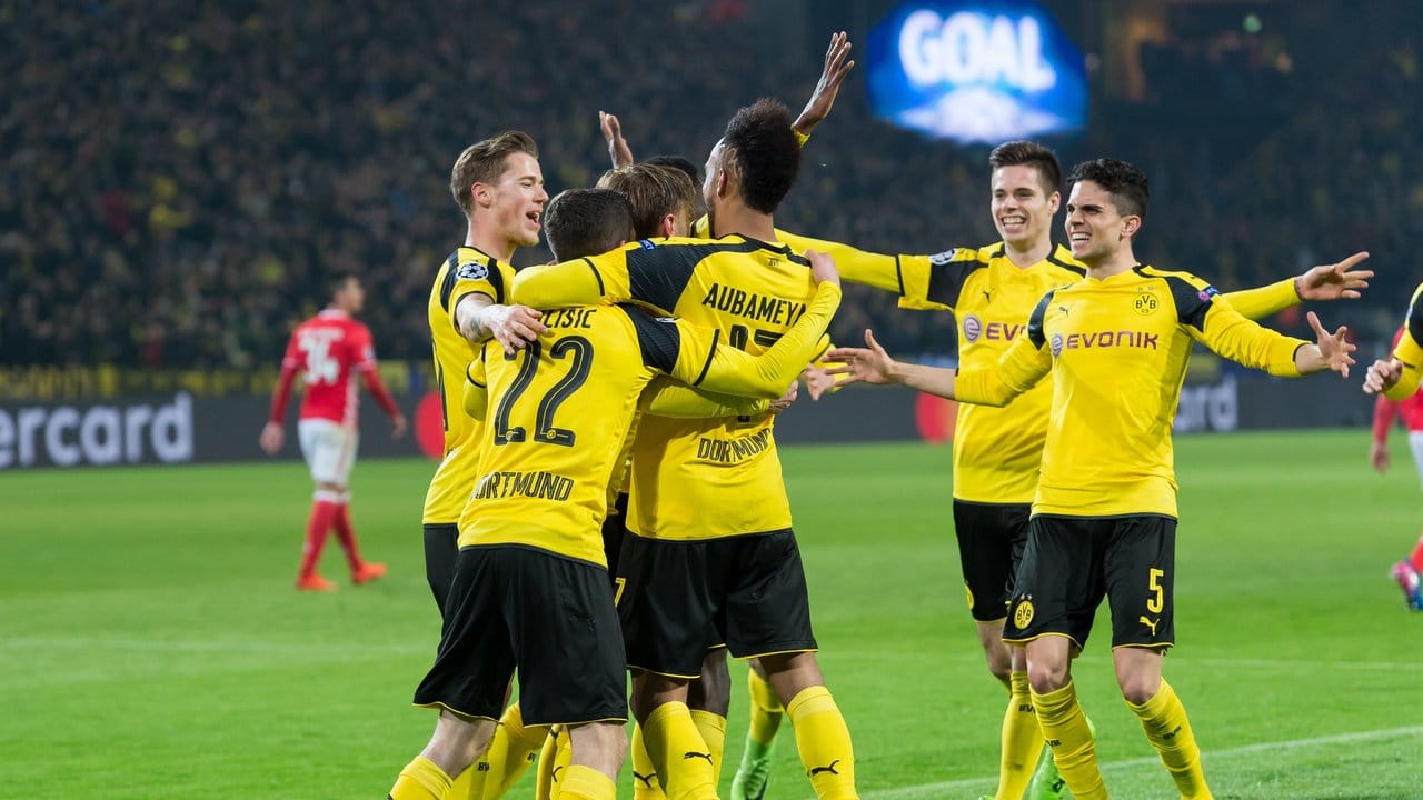 Die Spieler von Borussia Dortmund bejubeln den Treffer zum 3:0 durch Pierre-Emerick Aubameyang.