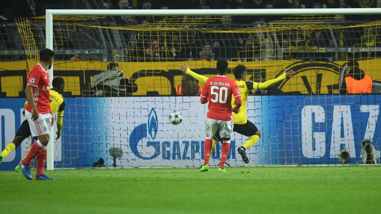 Mit seinem zweiten Treffer im Spiel gegen Benfica erzielt Pierre-Emerick Aubameyang (r) das 3:0 für den BVB.
