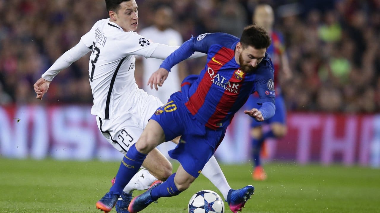 Barcelonas Lionel Messi (r) im Zweikampf mit Julian Draxler von Paris Saint Germain.