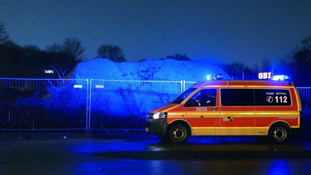 Ein Fahrzeug der Feuerwehr bewacht die Fundstelle des Blindgängers. Ein Fahrzeug der Feuerwehr bewacht die Fundstelle des Blindgängers.