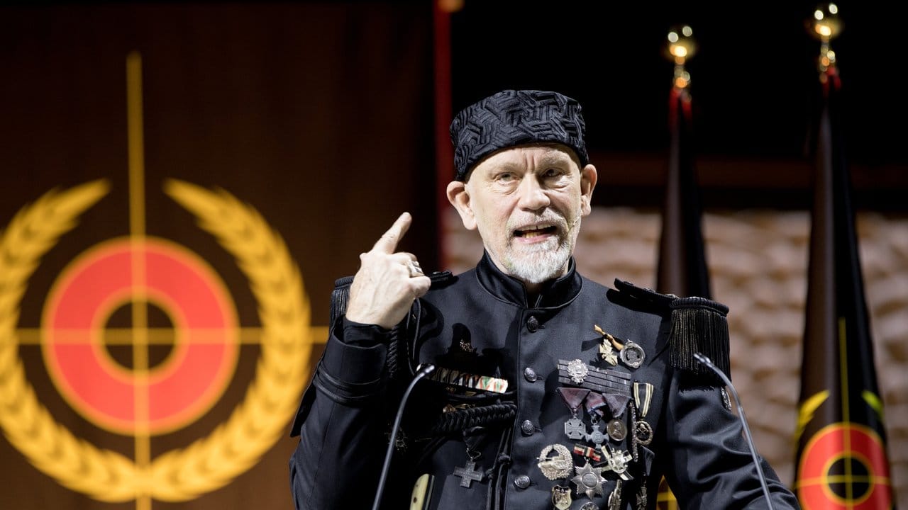 John Malkovich gibt den Diktator. John Malkovich gibt den Diktator.