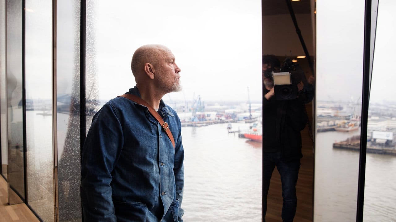 Der Schauspieler John Malkovich blickt über den Hamburger Hafen. Der Schauspieler John Malkovich blickt über den Hamburger Hafen.