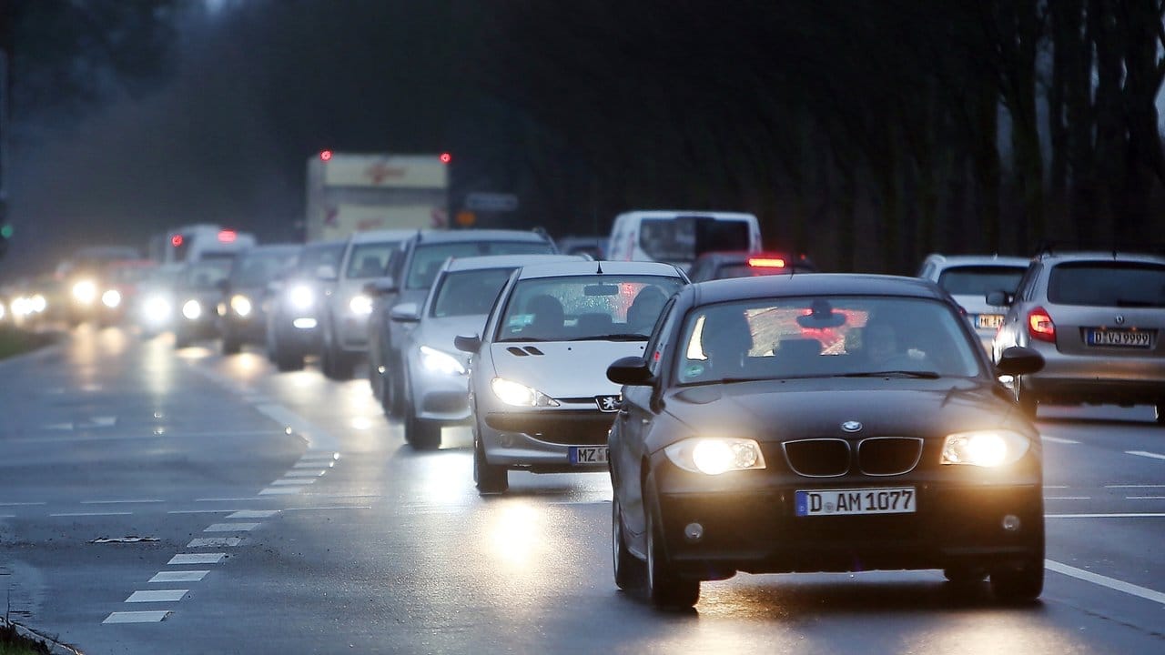 Fahrzeuge stehen auf der Bundesstraße B7 in Richtung Düsseldorf im Stau. Fahrzeuge stehen auf der Bundesstraße B7 in Richtung Düsseldorf im Stau.