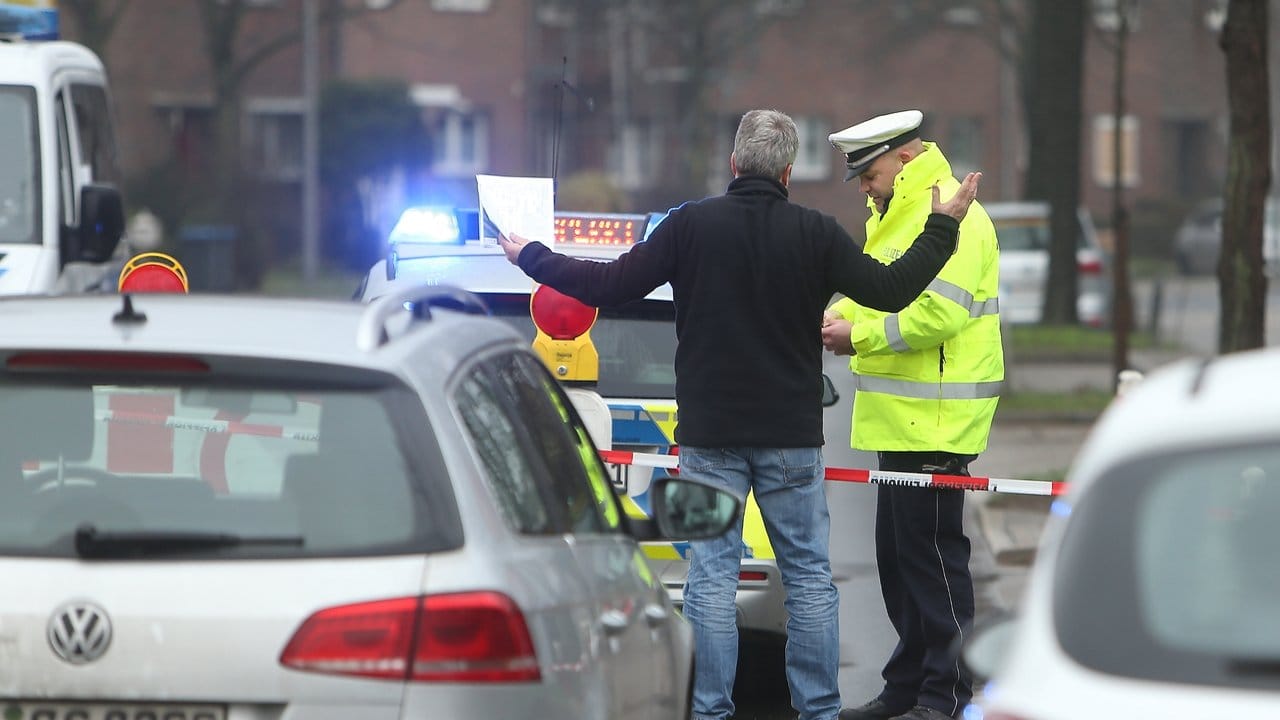 Ein Polizist spricht am Ratherkreuzweg mit einem Autofahrer. Ein Polizist spricht am Ratherkreuzweg mit einem Autofahrer.