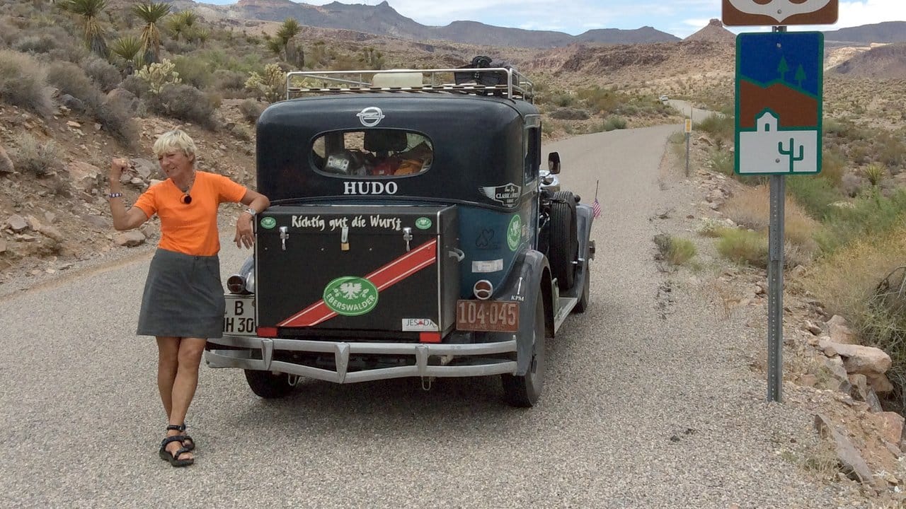 Unterwegs: Heidi Hetzer posiert auf dem legendären Highway 66 im US-Staat Arizona. Unterwegs: Heidi Hetzer posiert auf dem legendären Highway 66 im US-Staat Arizona.
