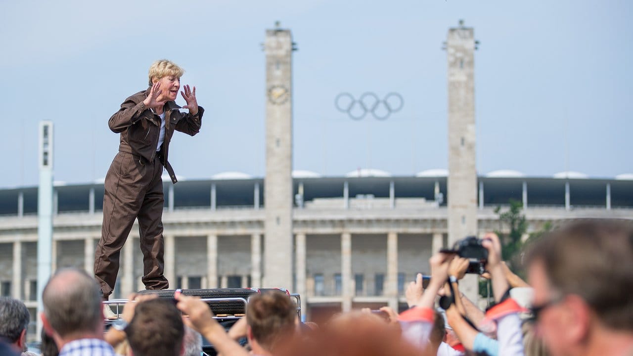 Auf dem Dach ihres Oldtimers: Heidi Hetzer vor dem Start zu ihrer Weltreise am Olympiastadion in Berlin. Auf dem Dach ihres Oldtimers: Heidi Hetzer vor dem Start zu ihrer Weltreise am Olympiastadion in Berlin.