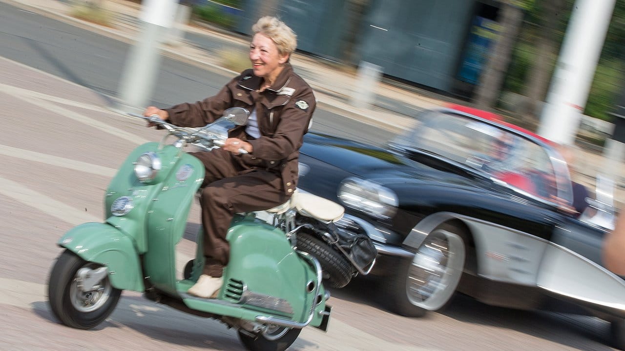 Immer schnell unterwegs: Die ehemalige Rennfahrerin Heidi Hetzer braust auf einem Motorroller zum Olympiastadion in Berlin. Immer schnell unterwegs: Die ehemalige Rennfahrerin Heidi Hetzer braust auf einem Motorroller zum Olympiastadion in Berlin.