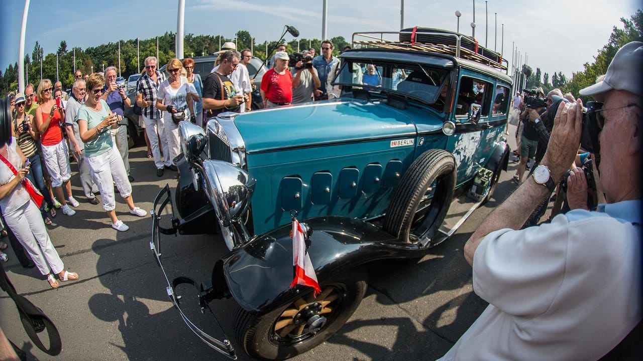 Vor der 960 Tage langen Weltreise: Schaulustige verabschieden Heidi Hetzer und ihren Hudson Great Eight in Berlin. Vor der 960 Tage langen Weltreise: Schaulustige verabschieden Heidi Hetzer und ihren Hudson Great Eight in Berlin.