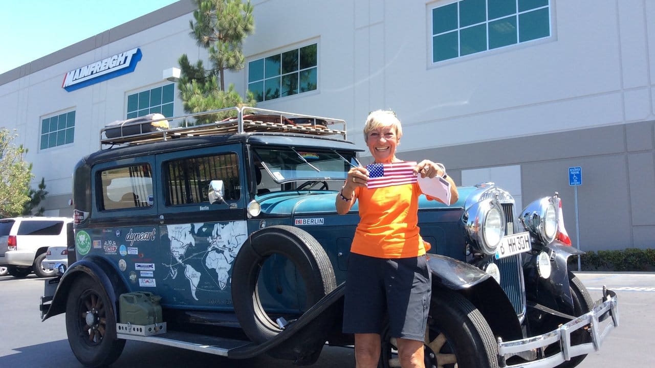 Große Reise, kleine Flagge: Heidi Hetzer mit der amerikanischen Flagge im Hafen von Long Beach in Kalifornien. Große Reise, kleine Flagge: Heidi Hetzer mit der amerikanischen Flagge im Hafen von Long Beach in Kalifornien.