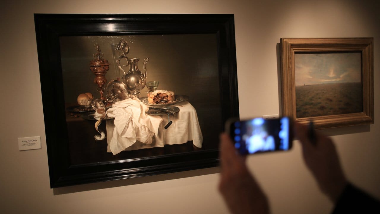 In der Ausstellung: "Still Life with Blackberry Pie" von Willem Heda.
