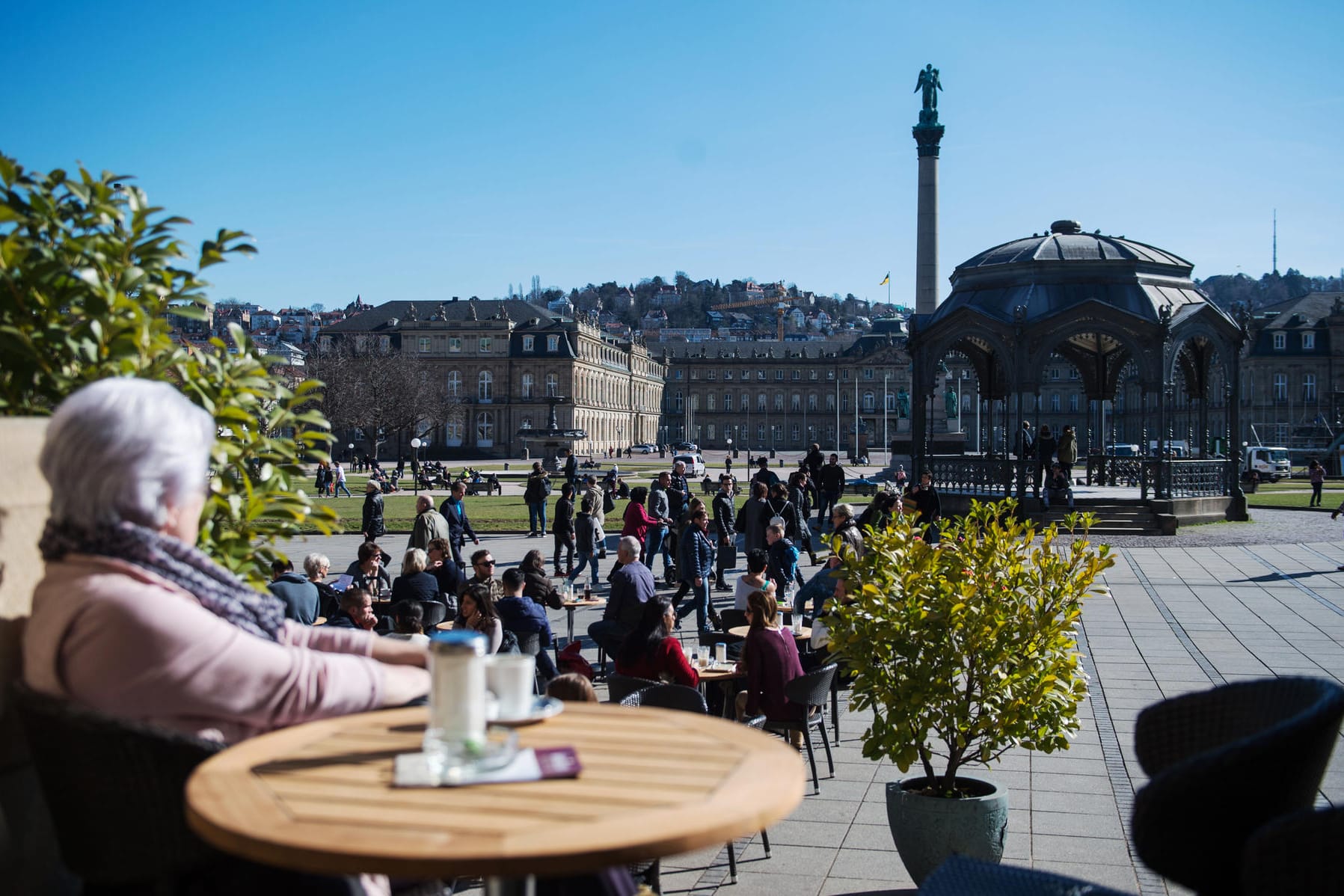 Bald lockt die Sonne raus: Ein Café am Schlossplatz in Stuttgart in Baden-Württemberg.