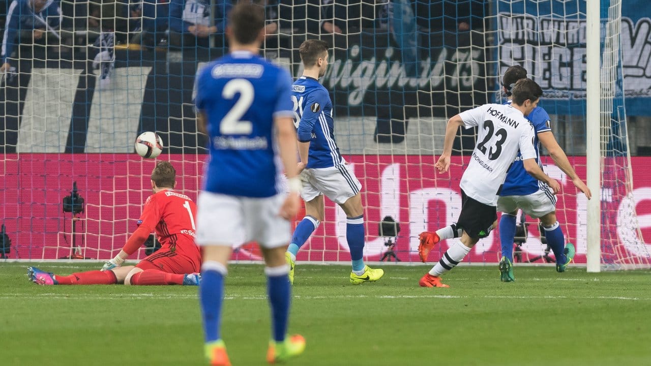 Gladbachs Jonas Hofmann (r/23) erzielt gegen Schalkes Torwart Ralf Fährmann (l) das Tor zum 1:0. Gladbachs Jonas Hofmann (r/23) erzielt gegen Schalkes Torwart Ralf Fährmann (l) das Tor zum 1:0.