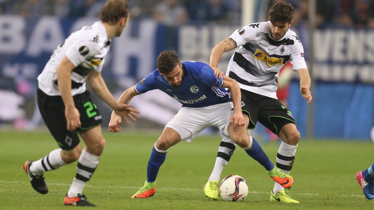 Schalkes Daniel Caligiuri (M) versucht sich gegen die Gladbacher Tony Jantschke (l) und Tobias Strobl zu behaupten. Schalkes Daniel Caligiuri (M) versucht sich gegen die Gladbacher Tony Jantschke (l) und Tobias Strobl zu behaupten.