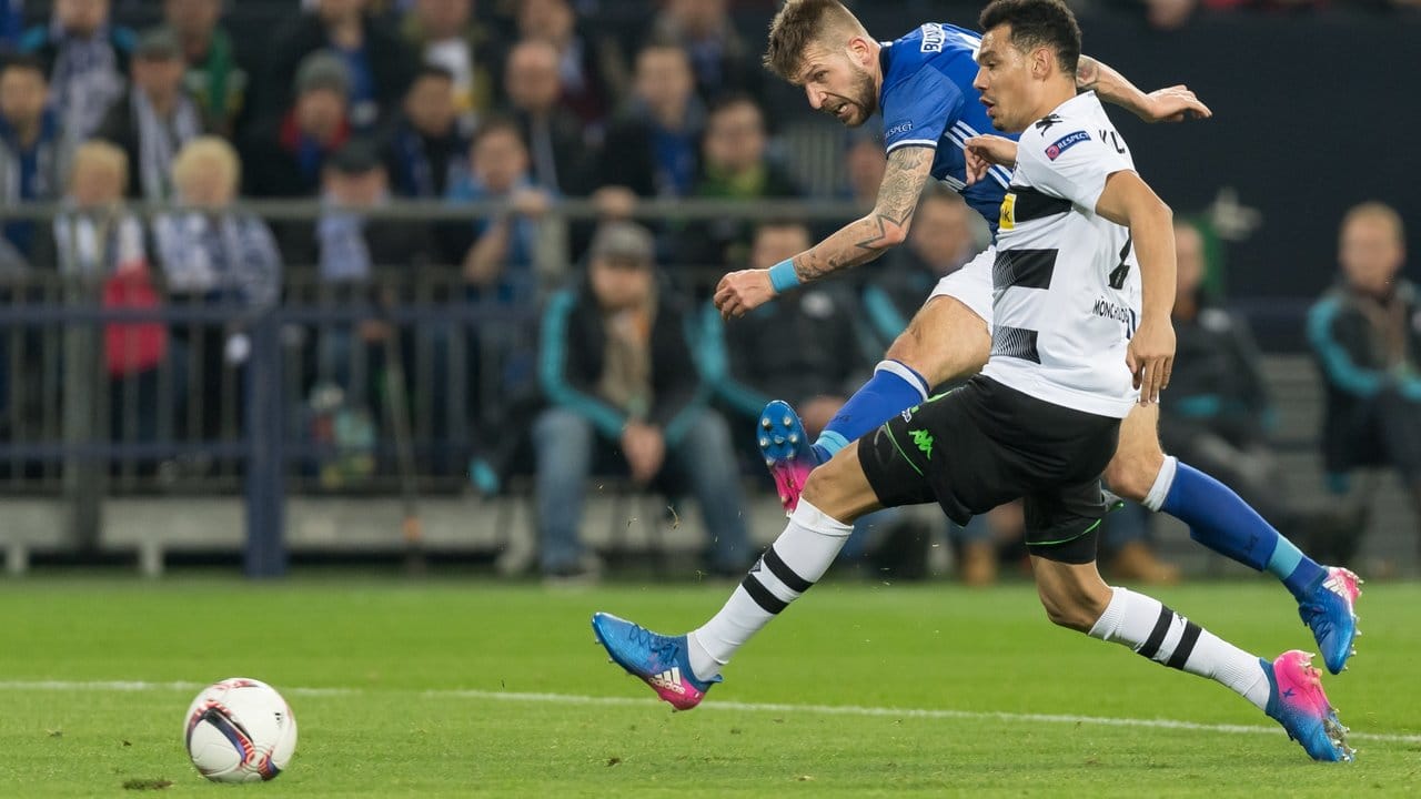 Schalkes Guido Burgstaller (hinten) erzielt im Zweikampf mit dem Gladbacher Timothée Kolodziejczak das Tor zum 1:1. Schalkes Guido Burgstaller (hinten) erzielt im Zweikampf mit dem Gladbacher Timothée Kolodziejczak das Tor zum 1:1.