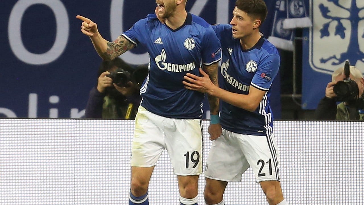 Guido Burgstaller und Alessandro Schöpf (r) bejubeln das 1:1. Guido Burgstaller und Alessandro Schöpf (r) bejubeln das 1:1.