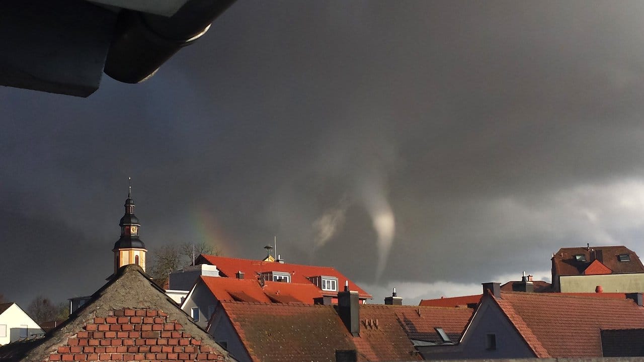 Der Tornado über den Dächern vorn Kürnach bei Würzburg in Bayern. Der Tornado über den Dächern vorn Kürnach bei Würzburg in Bayern.