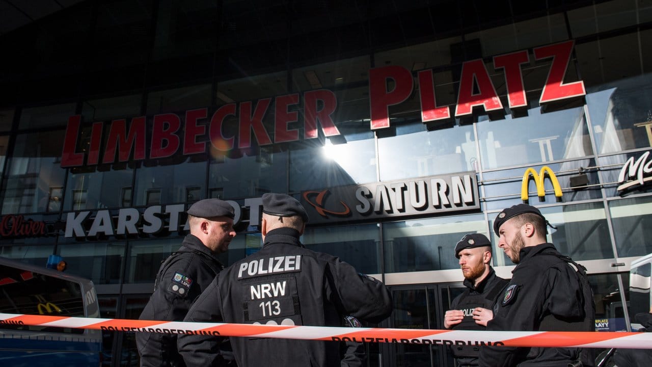Die Polizei sichert in Essen wegen einer Terrorwarnung das Einkaufszentrum Limbecker Platz. Die Polizei sichert in Essen wegen einer Terrorwarnung das Einkaufszentrum Limbecker Platz.