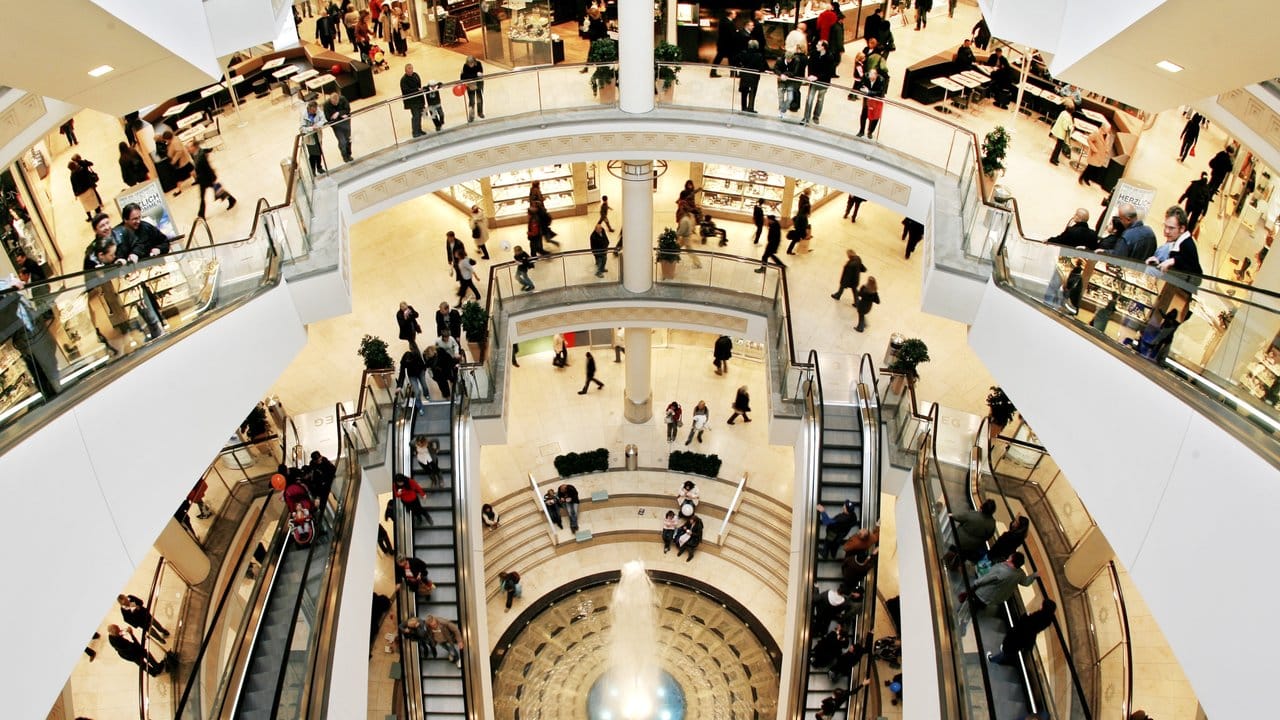 Die Polizei hat das Center am Limbecker Platz nach einer Terrordrohung schließen lassen. Die Polizei hat das Center am Limbecker Platz nach einer Terrordrohung schließen lassen.