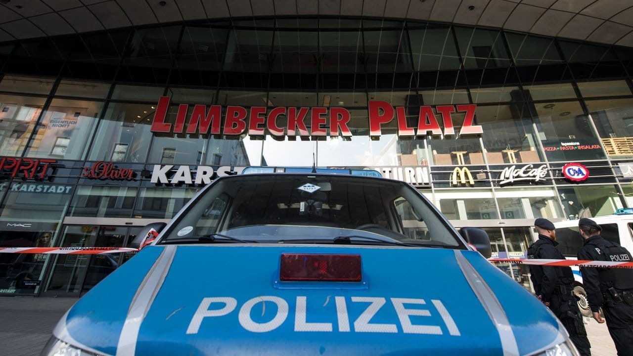 Nach Hinweisen, dass das Center in Essen Ziel eines Terroranschlags sein könnte, wird es ganztägig geschlossen. Nach Hinweisen, dass das Center in Essen Ziel eines Terroranschlags sein könnte, wird es ganztägig geschlossen.