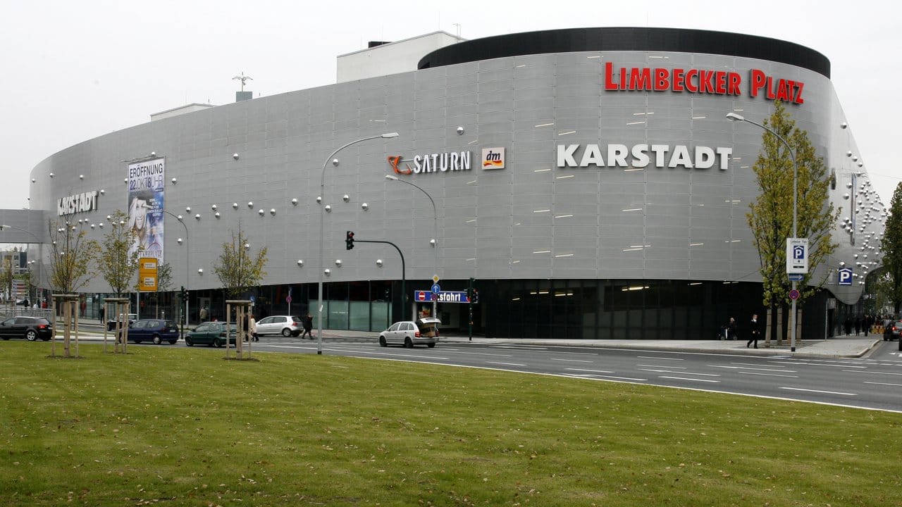 Das Einkaufszentrum "Limbecker Platz" in der Innenstadt von Essen. Das Einkaufszentrum "Limbecker Platz" in der Innenstadt von Essen.