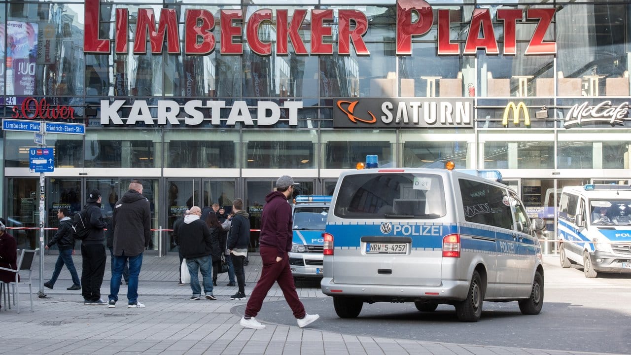 Um eine Gefährdung der Besucher auszuschließen, bleiben Verkaufshallen und die Parkgarage den ganzen Tag über geschlossen. Um eine Gefährdung der Besucher auszuschließen, bleiben Verkaufshallen und die Parkgarage den ganzen Tag über geschlossen.