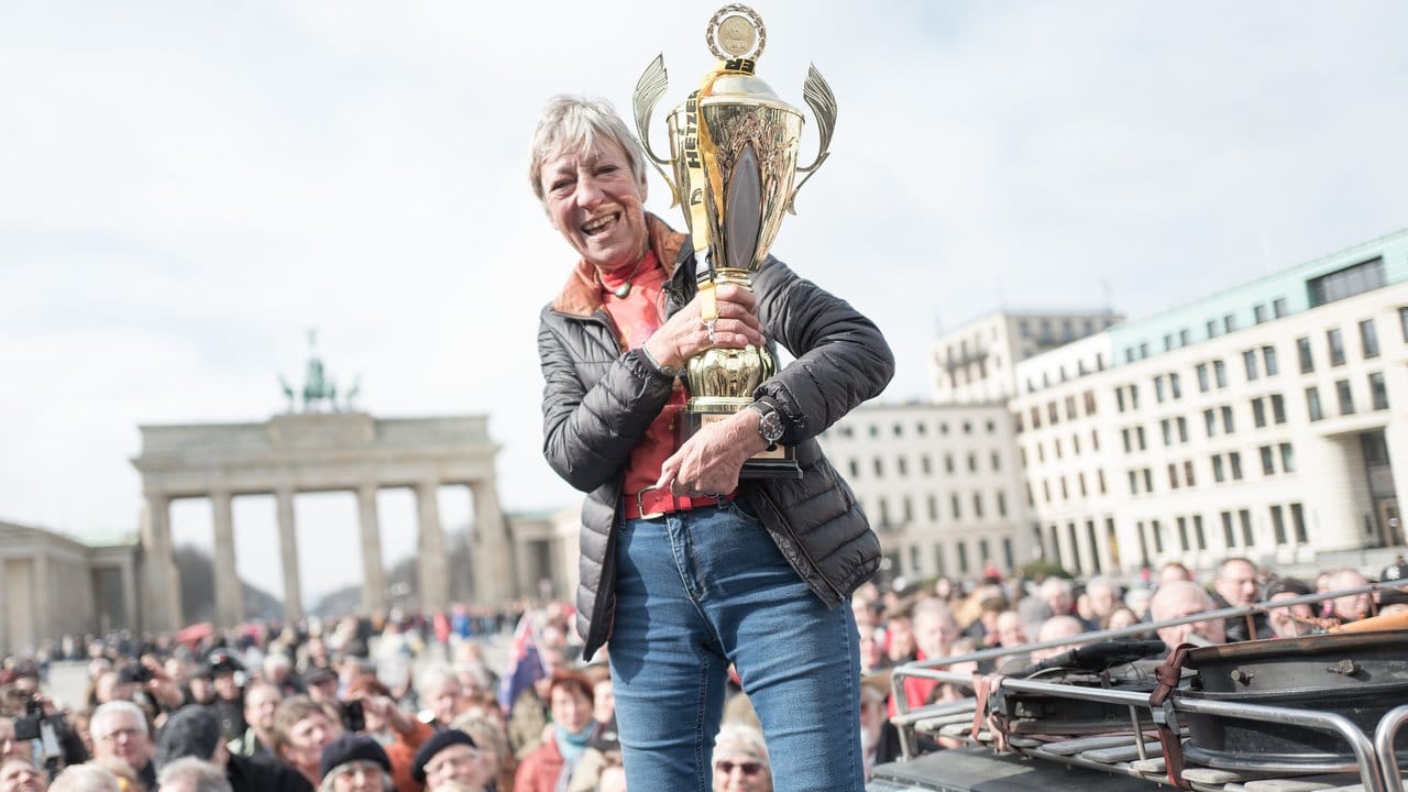 Heidi Hetzer ließ sich am Brandenburger Tor feiern.