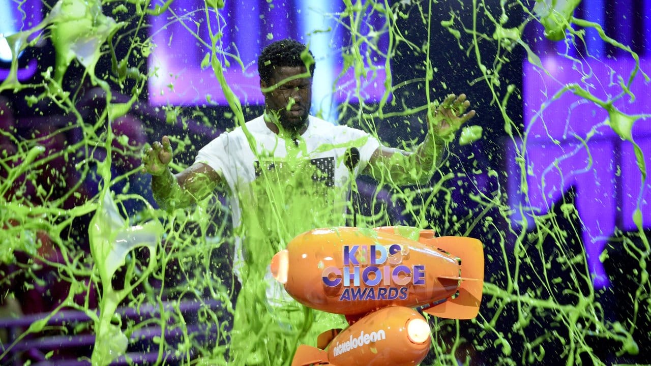 Schauspieler Kevin Hart bekam bei der Verleihung der Kids' Choice Awards eine Schleimdusche.