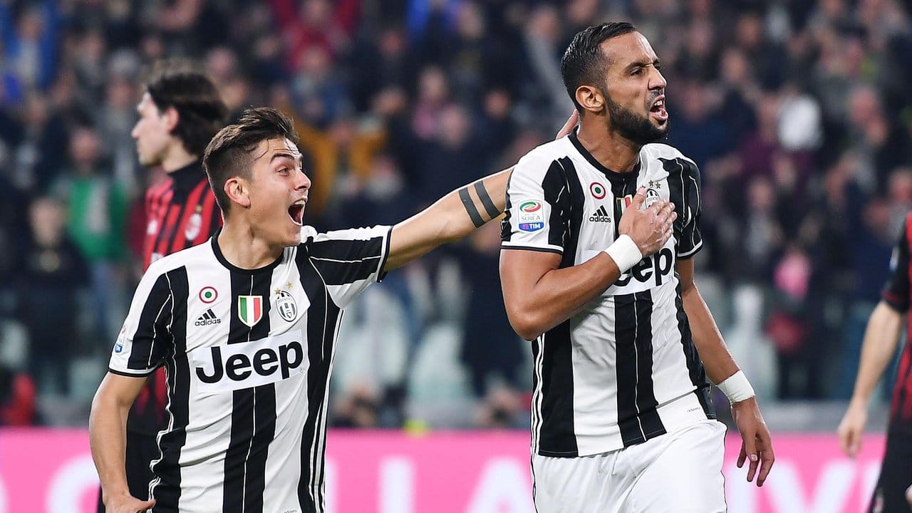 Medhi Benatia (r) und Paulo Dybala von Juventus Turin jubeln über ihren Erfolg.