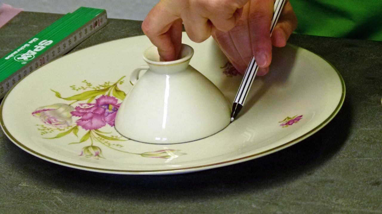 Schritt 3: Den Umriss der Tassen mit einem Filzstift auf den Tellern markieren. Schritt 3: Den Umriss der Tassen mit einem Filzstift auf den Tellern markieren.