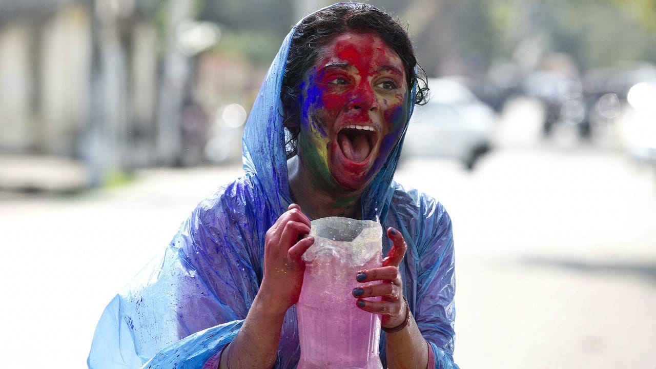 Auf in die farbschlacht: Mädchen auf dem Holi-Fest in Gauhati, Indien. Auf in die farbschlacht: Mädchen auf dem Holi-Fest in Gauhati, Indien.