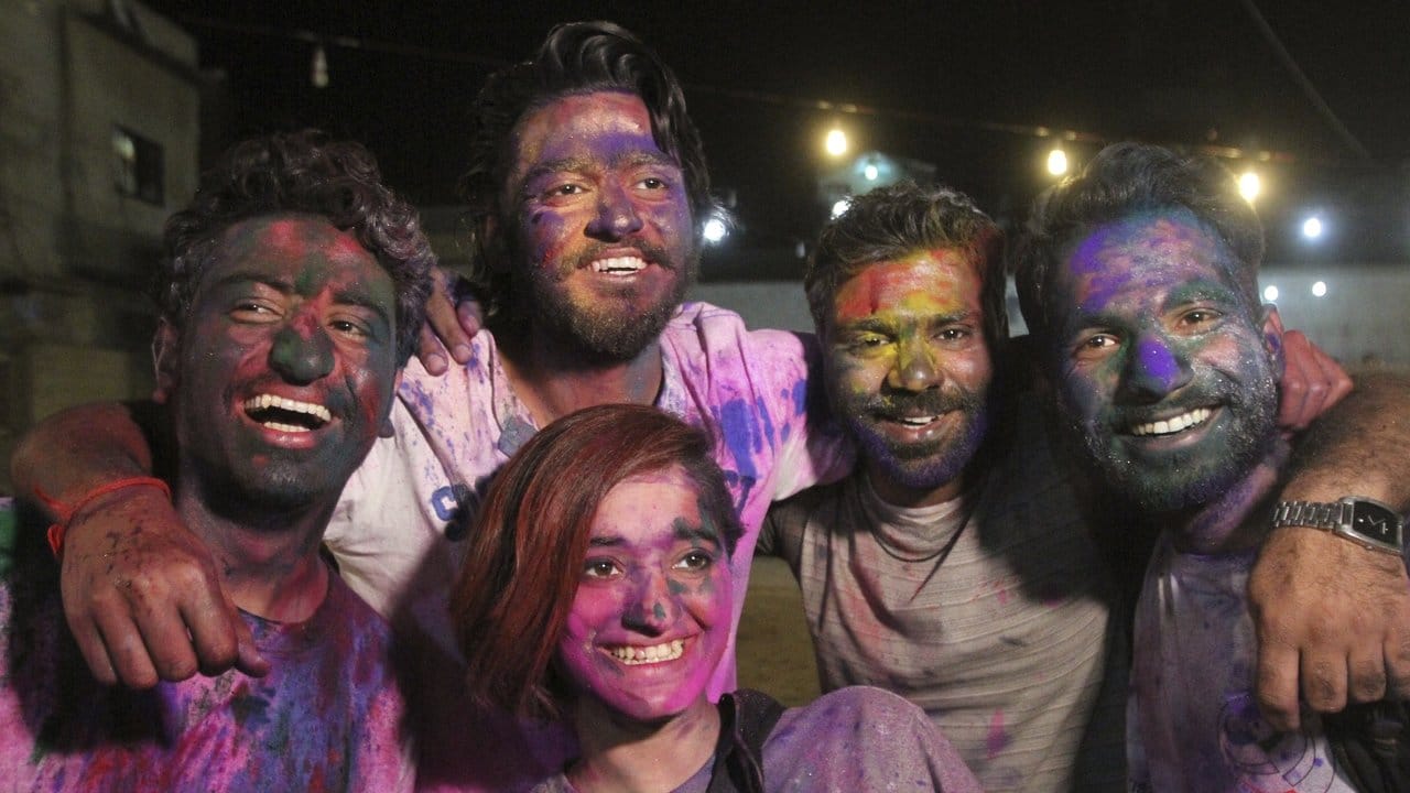 Junge Menschen der pakistanischen Hinu-Gemeinschaft beim Holi-Frühlingsfest in Karachi, Pakistan. Junge Menschen der pakistanischen Hinu-Gemeinschaft beim Holi-Frühlingsfest in Karachi, Pakistan.