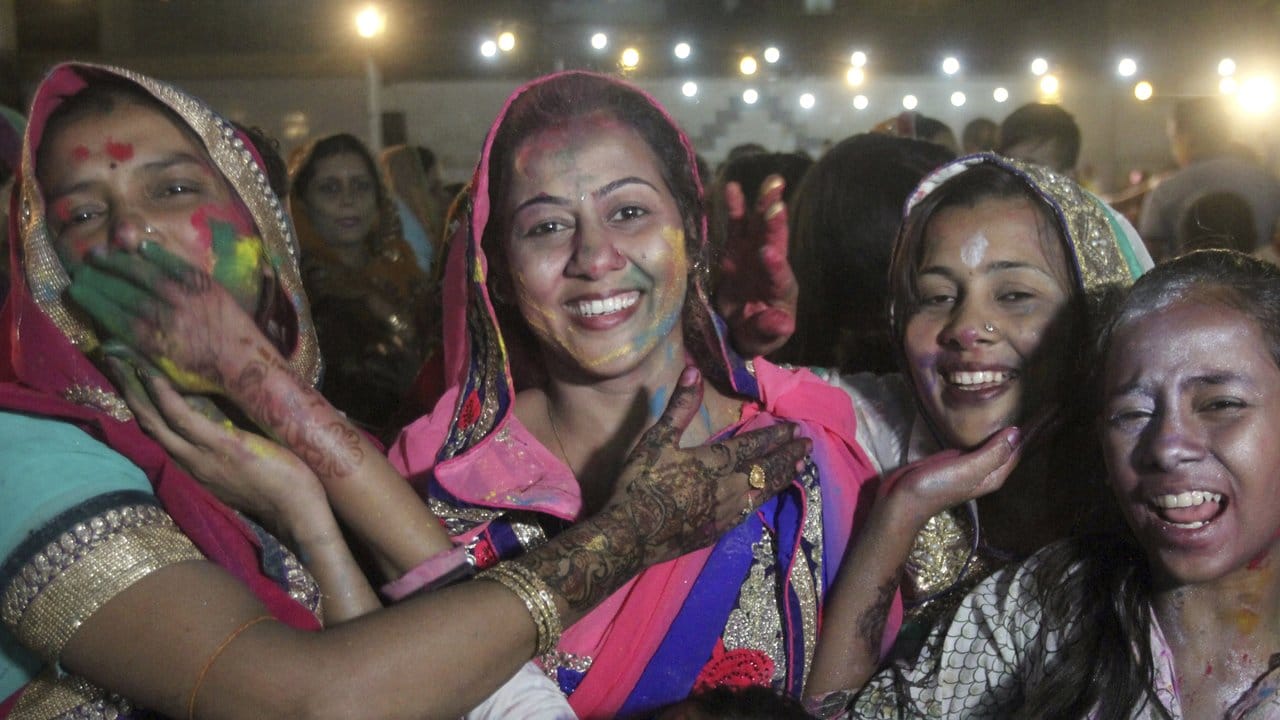 Frauen der pakistanischen Hinu-Gemeinschaft beim Holi-Frühlingsfest in Karachi, Pakistan. Frauen der pakistanischen Hinu-Gemeinschaft beim Holi-Frühlingsfest in Karachi, Pakistan.