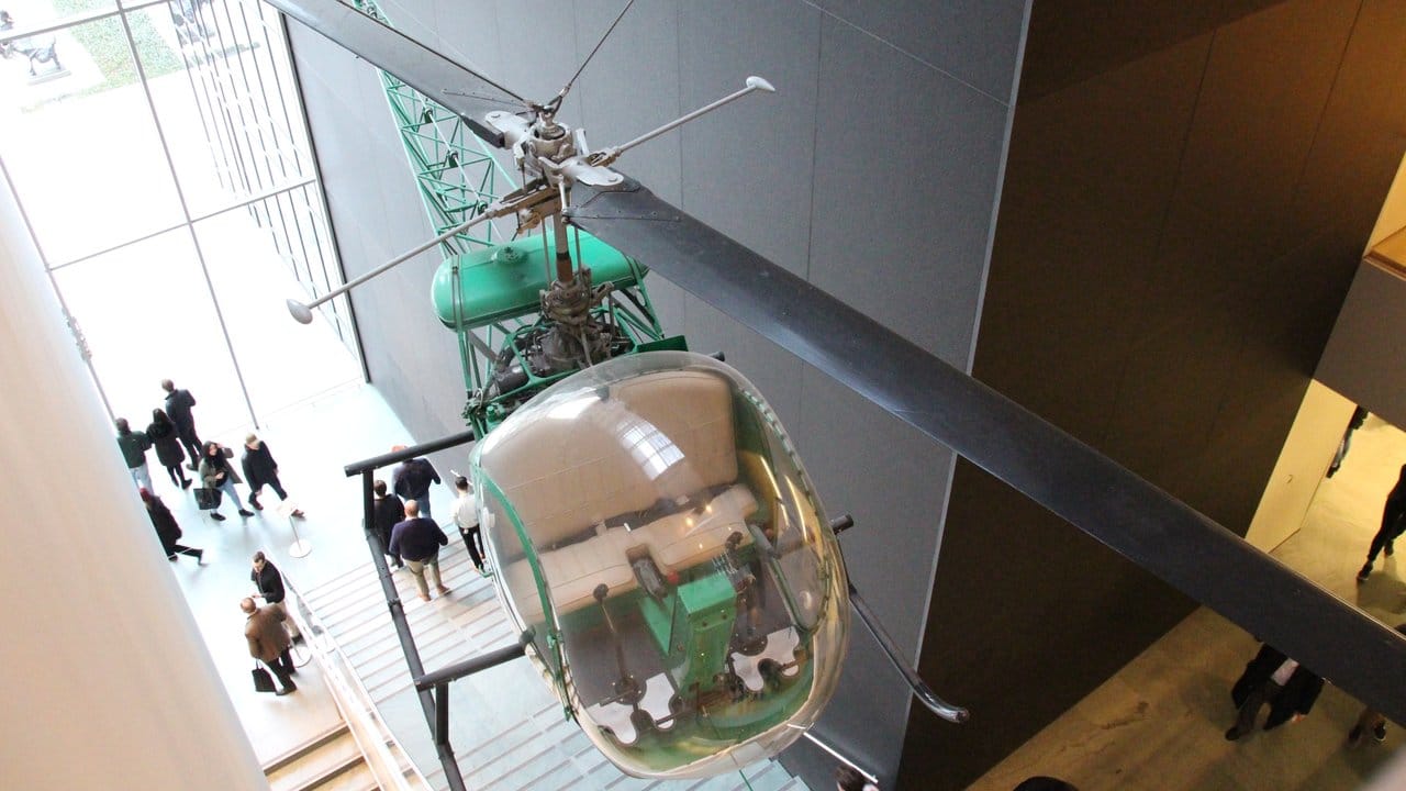 Das eingestaubte Kunstwerk "Bell-47D1 Helicopter" von Arthur Young im Foyer des Museum of Modern Art (MoMA).