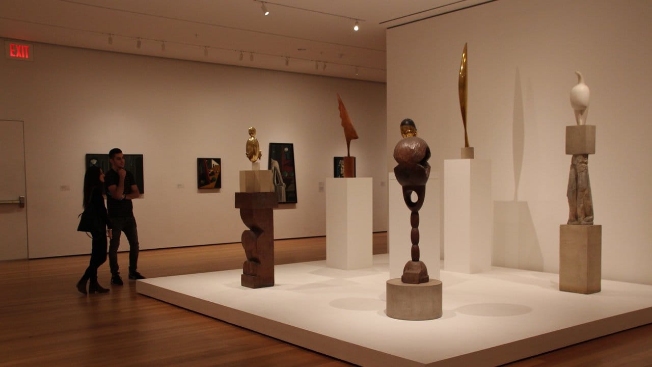 Staubfänger: Skulpturen von Constantin Brancusi im Museum of Modern Art (MoMA). Staubfänger: Skulpturen von Constantin Brancusi im Museum of Modern Art (MoMA).