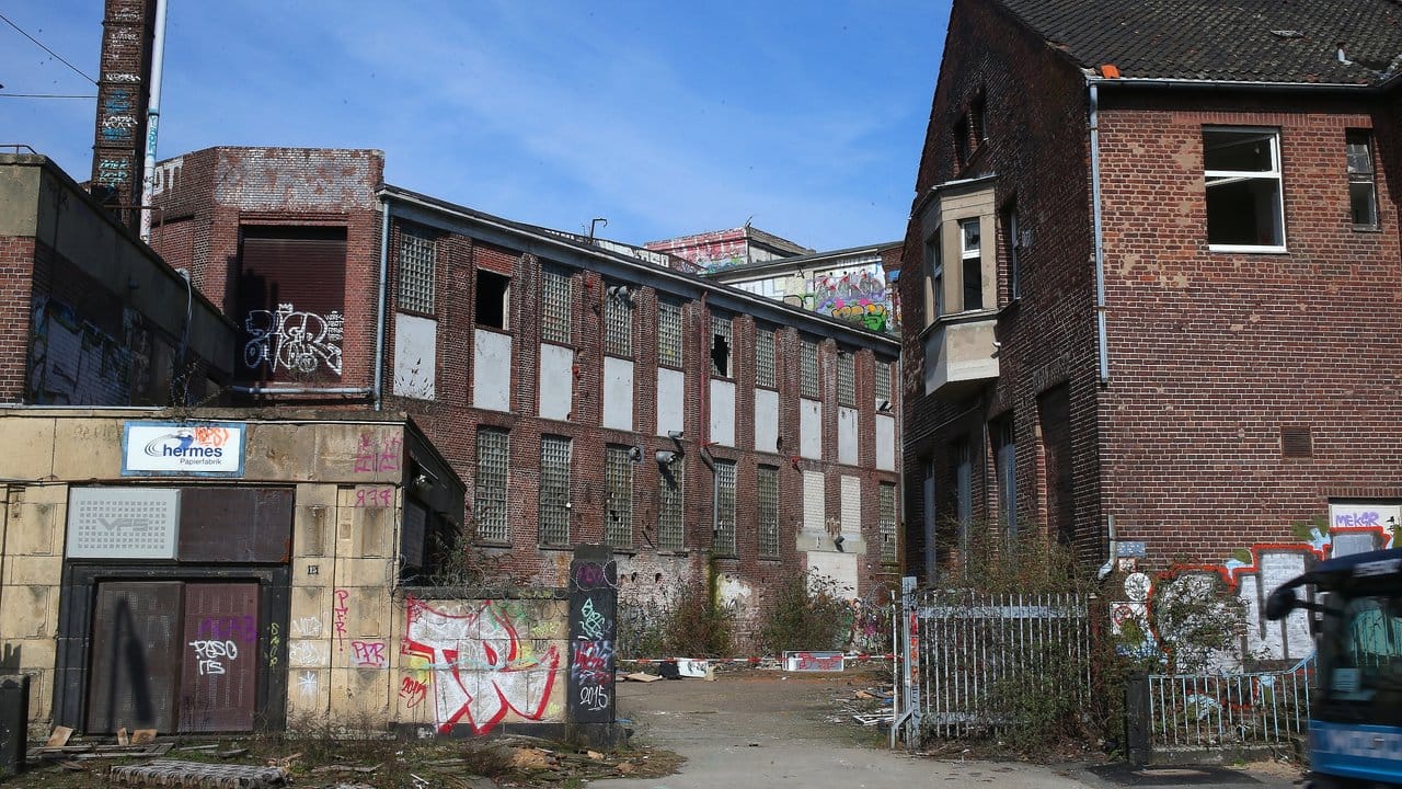 In Düsseldorf ist auf dem Gelände einer ehemaligen Papierfabrik eine 15-Jährige tot aufgefunden worden. In Düsseldorf ist auf dem Gelände einer ehemaligen Papierfabrik eine 15-Jährige tot aufgefunden worden.