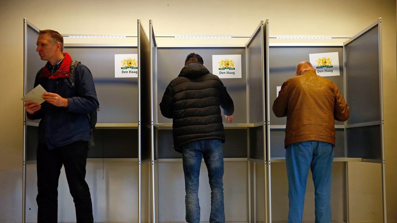 Niederländer geben in einem Wahllokal in Den Haag ihre Stimme ab.