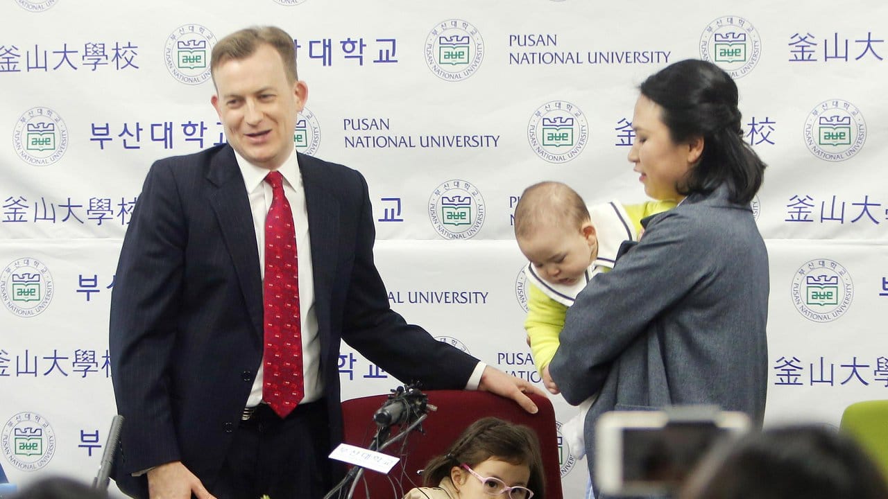 Professor Robert Kelly mit seiner Frau Kim Jung-A und ihren Kindern James und Marion an der Universität in Pusan, Südkorea.