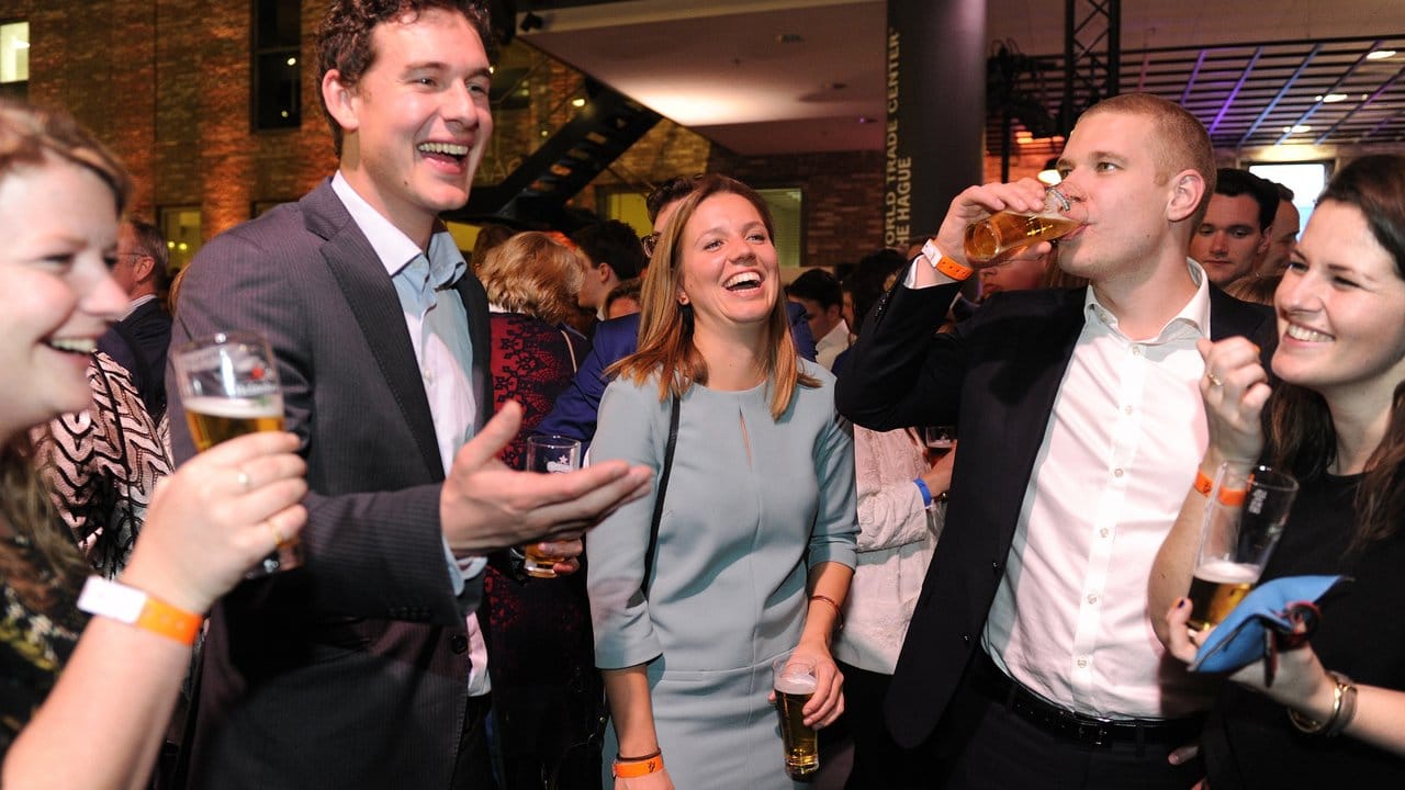 Mitglieder der rechtsliberalen Partei VVD freuen sich auf der Wahlparty in Den Haag über den Sieg ihrer Partei.