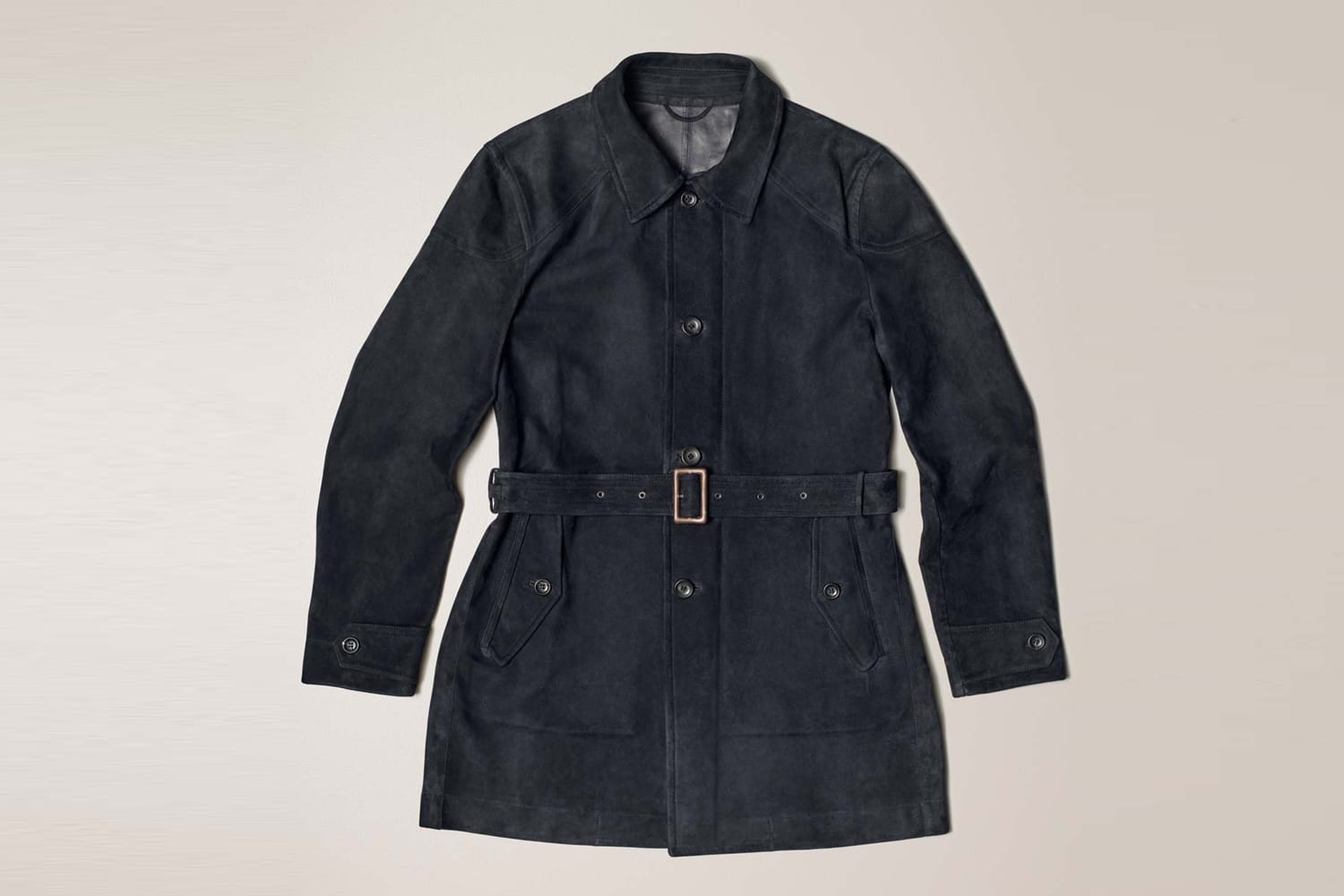 Passend zum edlen Rennschlitten trägt Man(n) seinen Carcoat (von Connolly um 4.100 Euro) selbstverständlich aus Veloursleder.