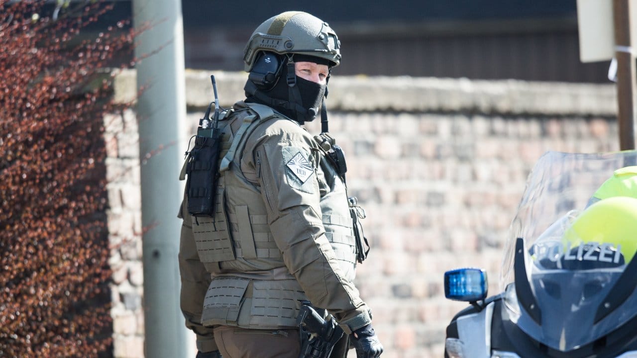 Ein Beamter des Spezialeinsatzkommandos in der Nähe des Tatorts in Duisburg.