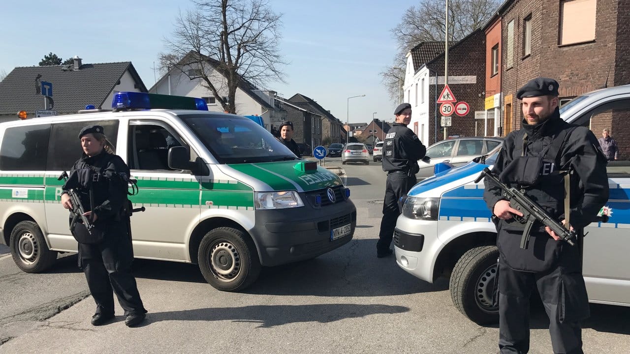 Polizeifahrzeuge sperren in Duisburg eine Straße.