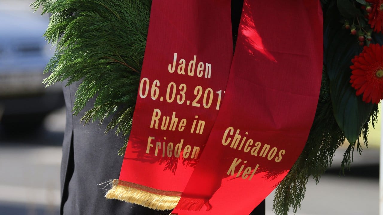 Eine Kranzschleife mit der Aufschrift "Jaden 06.
